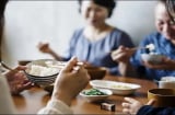 Ăn cùng một bữa, nhìn thấu lòng người: Quan sát 5 điểm này để biết người đó có nên kết thâm giao