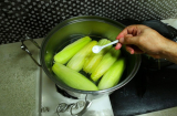 Luộc ngô muốn ngon đừng chỉ cho nước và đường, phải nhớ thêm thứ này ngô vừa thơm vừa ngọt