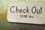 Tại sao khách sạn cho khách nhận phòng lúc 14h hôm trước nhưng lại bắt trả phòng lúc 12h hôm sau?