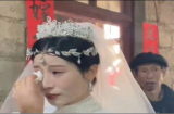Có bầu trước, nhà thông gia bắt trèo tường vào nhà, mẹ cô dâu đồng ý nhưng hôm rước dâu lại đóng cửa ngủ