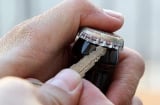 Nắp chai bia có một điểm đặc biệt, nhấn vào là mở nắp dễ dàng, không cần dụng cụ