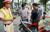 Người dân dắt xe máy đi ngược chiều trên vỉa hè có bị xử phạt không?