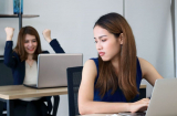 4 chi tiết nhỏ chứng tỏ xung quanh đang có người âm thầm ghét bạn, nhiều người không nhận ra