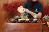 Nước trà để lâu không nên uống nhưng đừng bỏ đi mà phí, chúng có công dụng bất ngờ nhà ai cũng cần