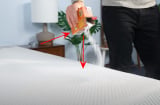 Cách tự vệ sinh đệm tại nhà nhàn tênh, không dùng nước đệm vẫn sạch như mới