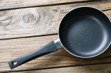Chảo mất hết lớp chống dính đừng vứt đi: Nhỏ vài giọt này vào, chảo phục hồi như mới, không còn lo dính
