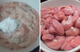 Làm sạch lòng lợn đừng dùng muối hay chanh: Cho thứ rẻ tiền này vào lòng lợn sạch thơm tho