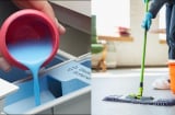 Lấy nước xả quần áo lau sàn nhà, chắc chắn bạn sẽ bất ngờ, công dụng gấp bội thử ngay kẻo tiếc