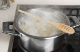 Đặt muỗng gỗ lên miệng nồi: Tác dụng bất ngờ, nhiều người nấu ăn bao lâu nay mà không biết