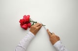 Bình hoa héo đừng vội bỏ, làm ngay cách này hoa hồi sinh tươi thêm lần nữa