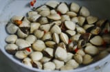 Ngâm ngao trong thứ nước này, ngao nhả cát cực nhanh, chì vài phút là sạch bong