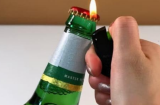 Nắp chai bia có một điểm đặc biệt, nhấn vào là mở ra dễ dàng, không cần dụng cụ phức tạp