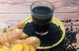 Nấu nước đậu đen kết hợp với gừng vừa tăng hương vị lại nhân đôi công dụng