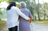 Về già, cha mẹ khôn ngoan không ai nói 3 lời này với con cái, nhất là câu đầu tiên