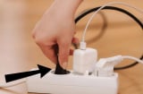3 loại phích cắm ngốn điện hơn cả điều hoà, không dùng điện vẫn nhảy số