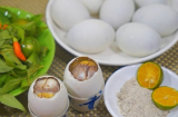 Luộc trứng vịt lộn đừng chỉ cho nước lã, thêm thứ này vào trứng không tanh lại ngọt tự nhiên