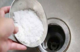 Đổ muối xuống ống cống có tác dụng gì? Khi biết câu trả lời, nhiều người học theo
