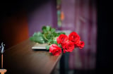 Hoa hồng đỏ đẹp dâng cúng tưởng là may mắn tại sao lại có thể phạm vào phong thủy?