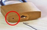 Ổ khóa nào cũng có 1 lỗ nhỏ 'bí ẩn', thực ra là có công dụng đặc biệt