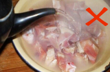 Vì sao không nên chần thịt với nước sôi? Ngâm thịt trong thứ nước này mới sạch tạp chất, hết mùi hôi