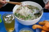 Ăn phở rồi uống trà đá vào buổi sáng có bị ung thư không? Chuyên gia giải đáp tường tận