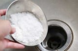 Đổ muối trắng xuống ống cống, tác dụng đặc biệt, nhiều người học theo