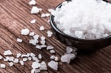 Nhiều người thích đặt bát muối trong nhà tắm, hóa ra là vì lý do này