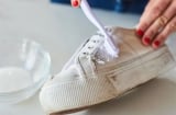 5 mẹo cực đơn giản tẩy giày ố vàng trắng tinh như mới