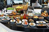 Tại sao nhân viên nhà hàng buffet liên tục dọn đĩa ăn? Lí do đằng sau nhiều người bất ngờ