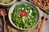 Thả thứ này vào xào rau muống rau xanh mướt giòn sần sật