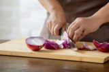 Muốn thái hành không cay mắt chảy nước mắt cứ làm mẹo sau, đơn giản mà đầu bếp cũng phải khen
