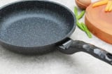 Chảo mất hết lớp chống dính đừng vội vứt đi, nhỏ vài giọt này vào, biến chảo cũ thành chảo mới dễ dàng