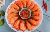 Luộc tôm với lá này lên màu cực đẹp, thịt đỏ au, dai lại không tanh