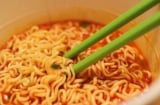 Tại sao mì ăn liền không có tôm vẫn được gọi là mì tôm? Bí ẩn đằng sau cái tên nổi tiếng này