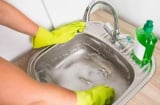Cống, bồn rửa tắc đến mấy cũng thông tức thì nhờ mẹo rắc thứ này - Rẻ tiền, dễ kiếm, hiệu quả bất ngờ