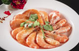 Hấp tôm chỉ bỏ sả thôi là chưa đủ: Bỏ thứ nước này vào tôm đỏ au chắc thịt, nhìn muốn ăn liền