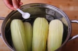 Luộc ngô đừng cho đường, thêm 2 thứ này, 10 bắp dẻo thơm, ngọt lừ cả 10