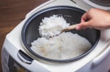 Cho 1 thứ này vào khi nấu cơm sẽ giúp cơm thơm ngon, không lo bị thiu