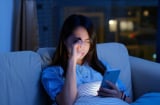 4 tác hại không ngờ tới của việc dùng điện thoại trước khi đi ngủ: Tự rút ngắn tuổi thọ và sức khỏe
