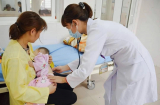 Cha mẹ nghỉ chăm con dưới 7 tuổi ốm được hưởng trợ cấp 75% tiền lương đóng BHXH