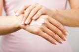 Mẹo khắc phục da tay khô nứt nẻ vào mùa đông