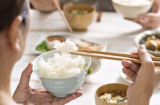 Ăn cơm, rau hay thịt trước khi ăn cơm? Chuyên gia chỉ cách ăn đúng để bảo vệ sức khỏe