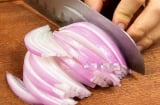 Cắt hành tây đặt ở góc giường 1 đêm, bạn sẽ thấy điều kỳ diệu vào sáng hôm sau