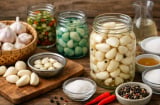 Vì sao tỏi ngâm giấm bị xanh? Mẹo ngâm tỏi trắng giòn ngon tại nhà ai cũng làm được