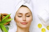 Khi da thiếu nước, tuyến bã nhờn có thể hoạt động mạnh hơn để bù đắp, khiến da trở nên bóng dầu.