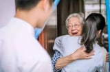 Ngay cả khi về già, hãy hiểu “Luật Quạ” dù mối quan hệ với con cái có tốt đẹp đến đâu