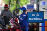 Vì sao điều chỉnh giá xăng dầu lại diễn ra vào nửa đêm?