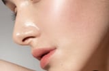Thoa kem chống nắng hay che khuyết điểm trước? Thứ tự đúng để lớp nền mịn đẹp, không bết dính