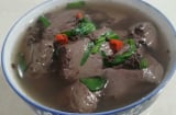 Những người nên hạn chế ăn tiết lợn