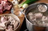Chần xương nên cho vào từ nước nguội hay đợi nước sôi? Mách bạn mẹo chuẩn để nước hầm thơm ngon